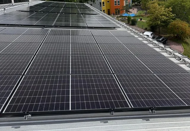 Photovoltaikmodule auf einem Dach in der Region Bad Brückenau