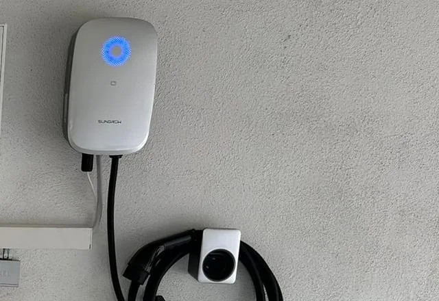 Sungrow Wallbox mit Ladekabel zum Laden eines Elektroautos