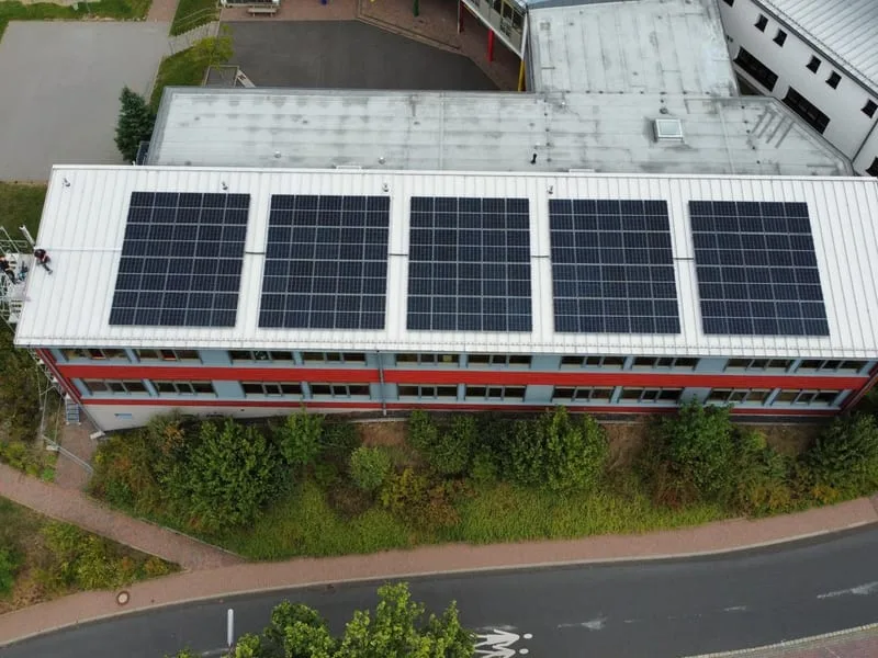 Photovoltaikanlage auf dem Dach der Grundschule in Bad Brückenau