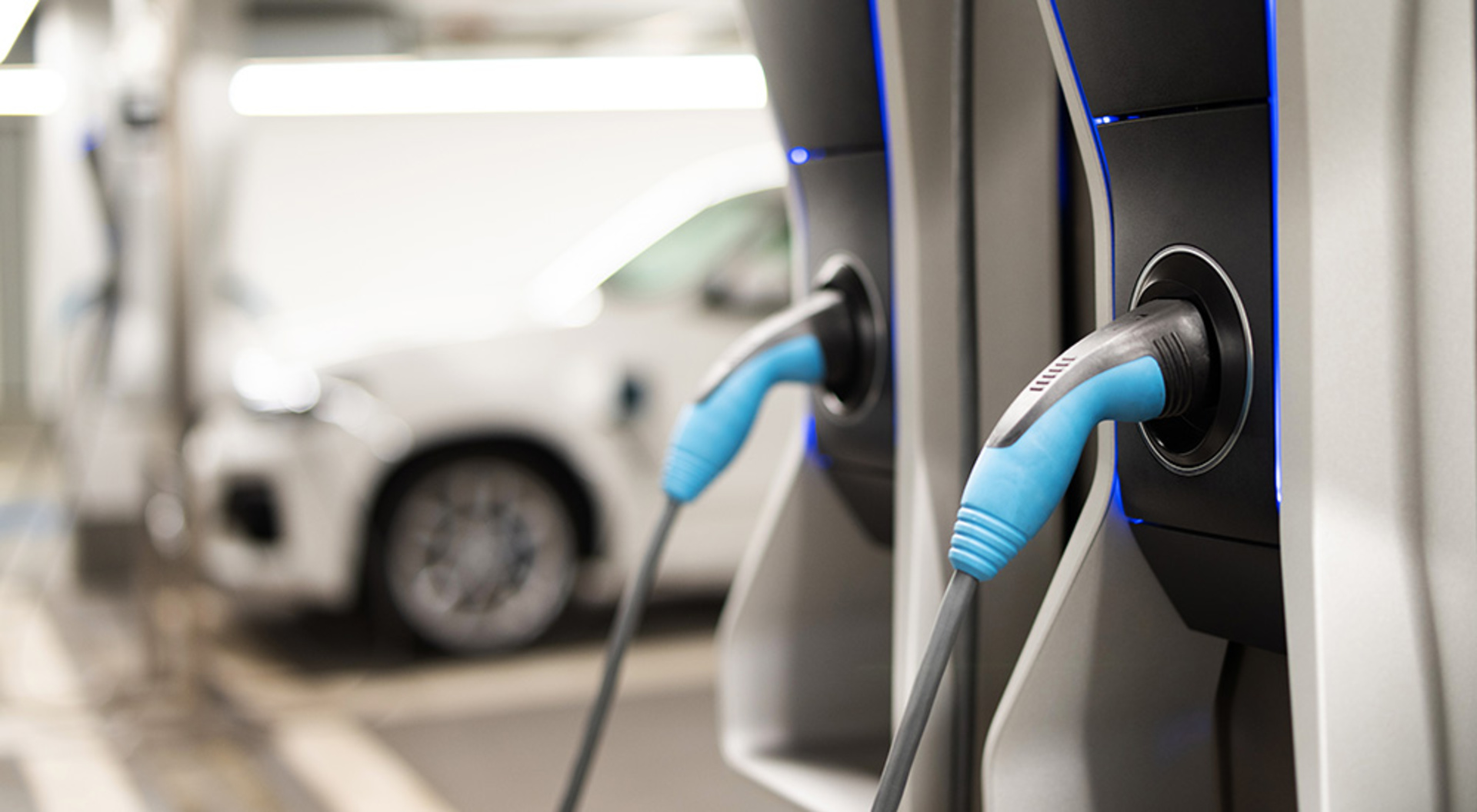 Wallbox zum Laden eines Elektroautos in der Garage